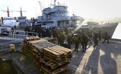 Militares embarcam no Navio Auxiliar Pará, que inicia deslocamento para levar cestas básicas a comunidades do arquipélago de Marajó