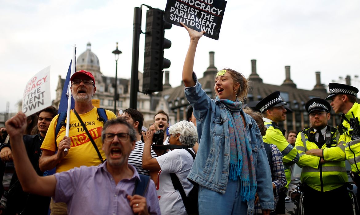 Manifestantes anti-Brexit seguram cartazes do lado de fora das Casas do Parlamento em Londres, Inglaterra, 28 de agosto de 2019. REUTERS / Henry Nicholls