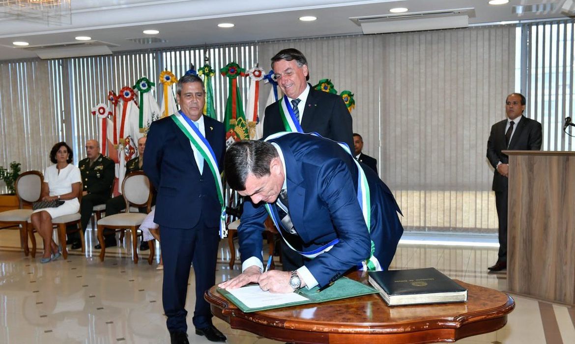 O Presidente da República, 
@jairbolsonaro
, e o General de Exército Paulo Sérgio Nogueira de Oliveira assinaram o termo de posse do cargo de Ministro de Estado da Defesa.
