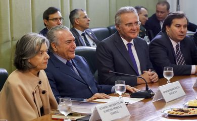 Brasília - Presidente Michel Temer, ladeado pelos presidentes do Supremo Tribunal Federal, Cármen Lúcia, do Senado, Renan Calheiros, e da Câmara, Rodrigo Maia, durante reunião sobre segurança pública no Palácio do Itamaraty. (Marcos Correa