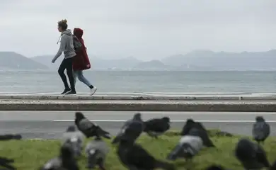 Frente fria chega ao Rio trazendo ressaca, chuva e baixas temperaturas. 