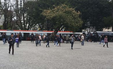 Estações-Tubo na Praça Rui Barbosa, em Curitiba. Modelo de transporte da cidade é referência no país.