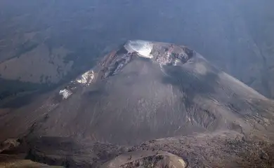07.11.2023, Senaru, Lombok, IDN - Blick auf den Gunung Barujari im Krater des Mount Rinjani. asiatisch, Asien, aussen, Aussenaufnahme, Berg, Berglandschaft, Caldera, Gebirge, Gunung Barujari, Gunung Rinjani Nationalpark, Herbst, Indonesien, indonesisch, Inselbogen-Vulkan, Jahreszeit, Krater, Landschaft, Landschaftsaufnahme, Lombok, Mount Rinjani, Nationalpark, Natur, niemand, QF, Querformat, Rinjani, Schichtvulkan, Senaru, Suedostasien, Sundabogen, Vulkan, Vulkangegend, vulkanisch, Vulkanlandschaft 231107D455LOMBOK.JPG *** 07 11 2023, Senaru, Lombok, IDN View of Gunung Barujari in the crater of Mount Rinjani Asian, Asia, exterior, outdoor, mountain, mountain landscape, caldera, mountain range, Gunung Barujari, Gunung Rinjani National ParNo Use Switzerland. No Use Germany. No Use Japan. No Use Austria