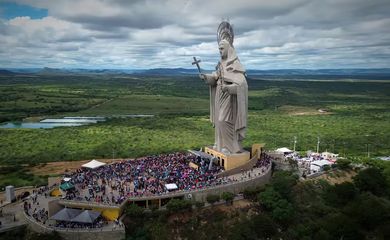RADIOAGÊNCIA -  Estátua de Santa Rita de Cássia, no Rio Grande do Norte, cercada por fiéis.  Frame Santuário SRC