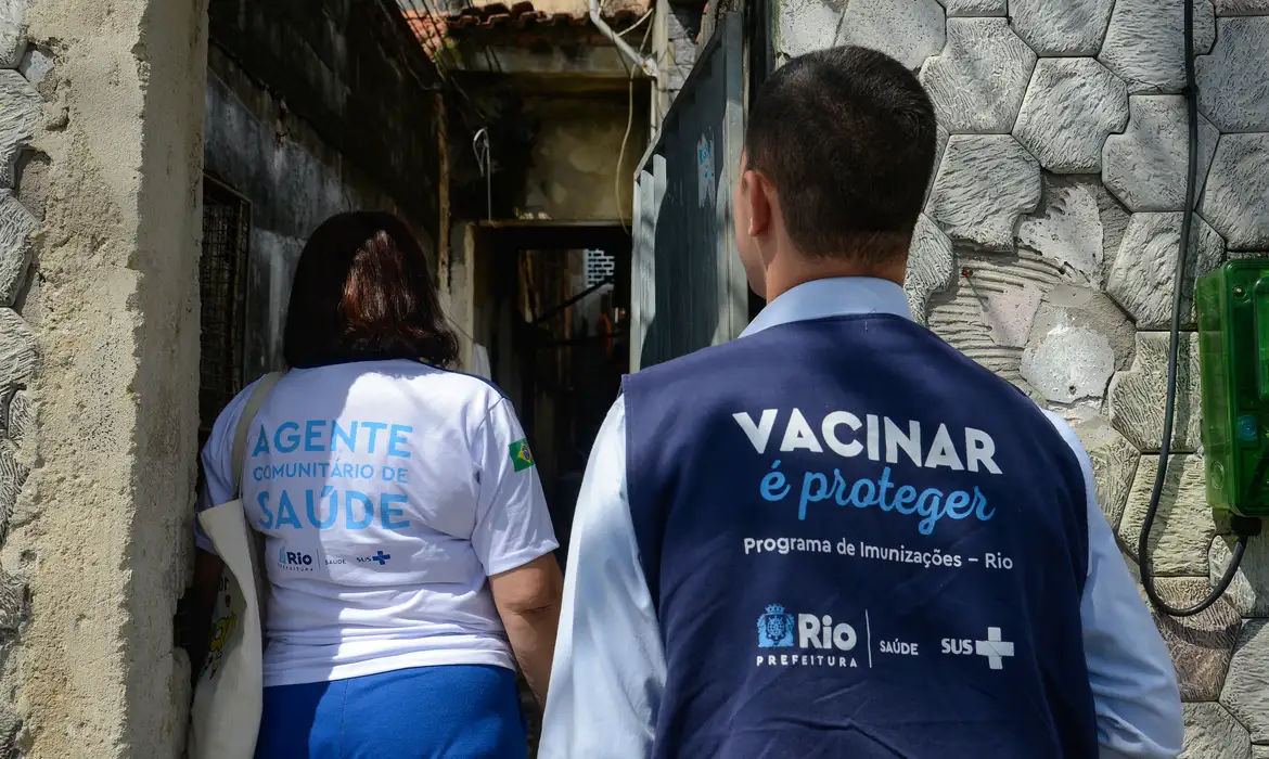 Rio de Janeiro (RJ), 21/08/2023 – A agente comunitária de saúde, Maria Lúcia de Araújo e o técnico em enfermagem, João Victor Pinho durante de busca ativa de pacientes com vacinação em atraso em Irajá, na zona norte da capital fluminense. Foto: Tomaz Silva/Agência Brasil