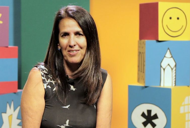 Martha Medeiros dedica seus livros a professora do primário