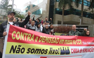 São Paulo (SP), 19/07/2023 - Protesto do sindicato dos metroviários em frente a sede do grupo CCR após as demissões de 140 trabalhadores, na Vila Olímpia. Foto: Rovena Rosa/Agência Brasil