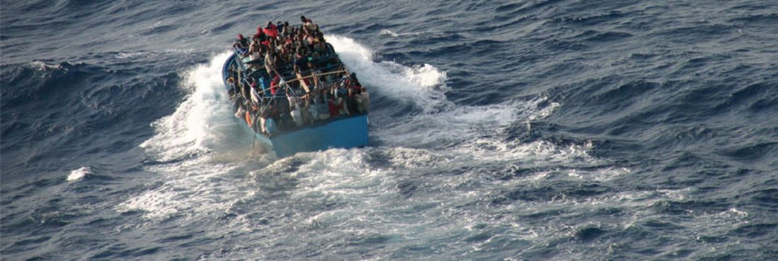 Migrantes em embarcação no Mediterrâneo