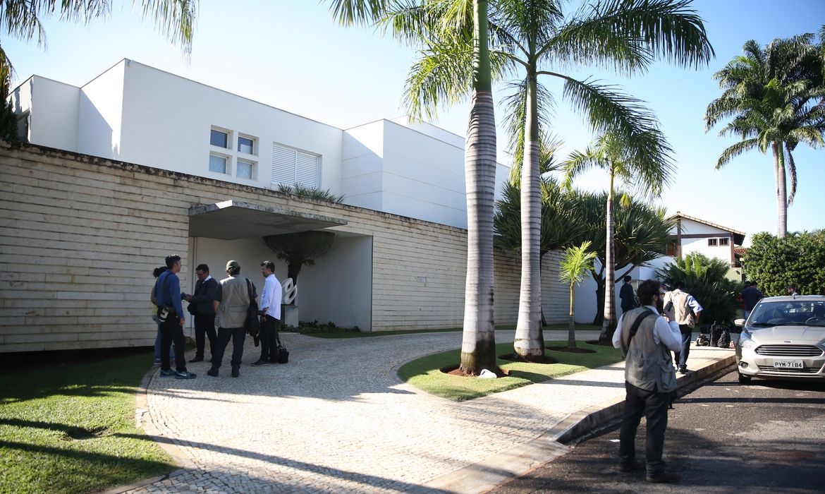 Brasília - Agentes da Polícia Federal e procuradores do Ministério Público Federal estiveram hoje na residência do senador Aécio Neves (MG),no Lago Sul (José Cruz/Agencia Brasil)