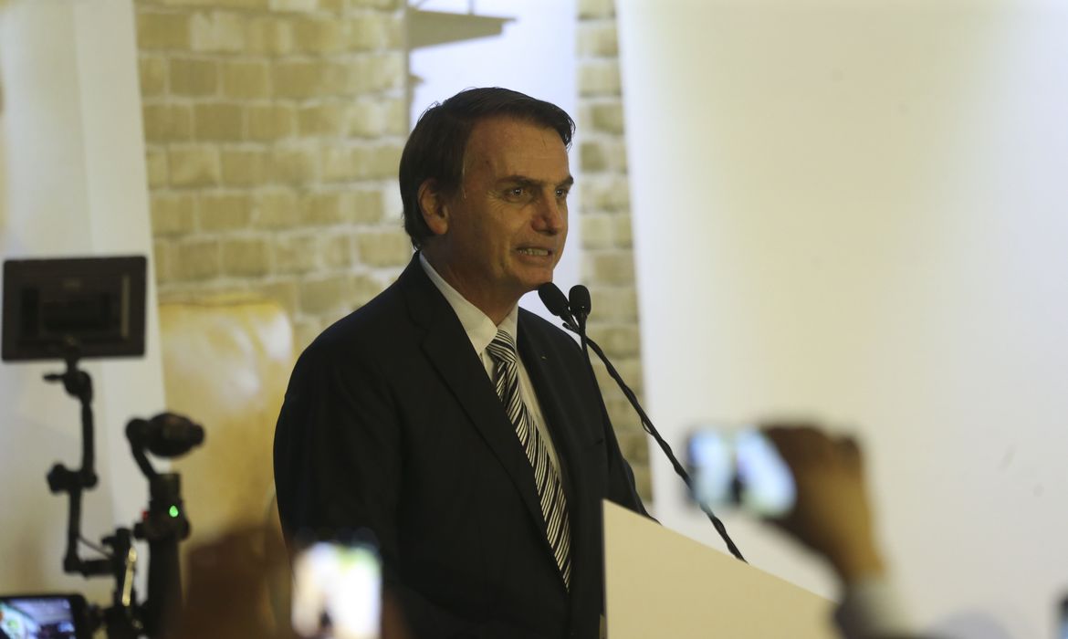 O presidente Jair Bolsonaro participa da solenidade de posse do deputado Alceu Moreira no cargo de presidente da Frente Parlamentar da Agropecuária, no Clube Naval de Brasília.