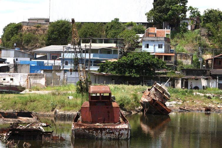 Embarcações abandonadas na Baía de Guanabara.