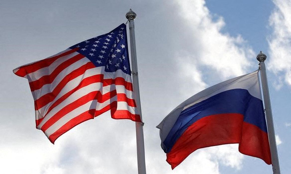 Bandeiras dos EUA e da Rússia em Vsevolozhsk