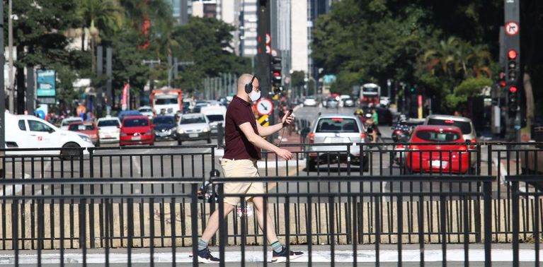 Pedestre com máscara em SP