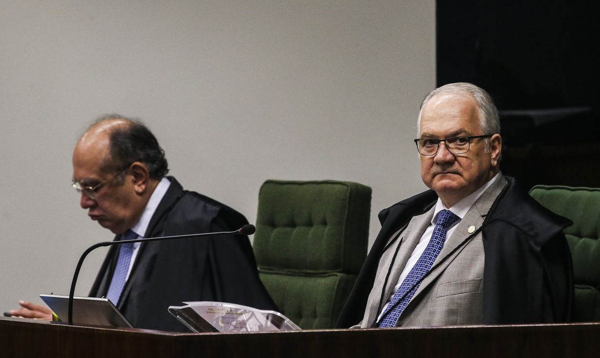 Os ministros Gilmar Mendes e Edson Fachin durante sessão na Segunda Turma do Supremo Tribunal Federal (STF), para o julgamento de mais um pedido de liberdade para o ex-presidente Luiz Inácio Lula da Silva.