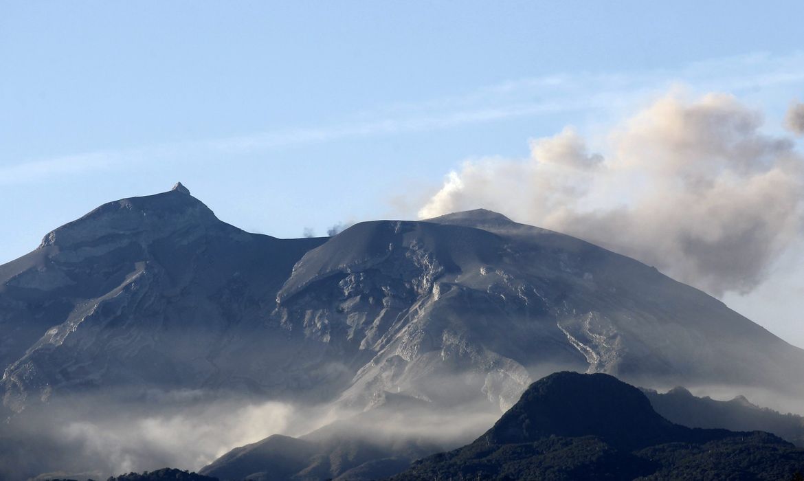 Vulcão Calbuco visto da região de Los Lagos, no Sul do Chile. O vulcão entrou em erupção no dia 22.