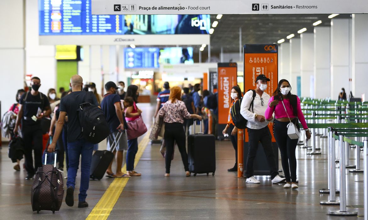 Passageiros reclamam de atrasos e dificuldades em aeroportos | Agência  Brasil