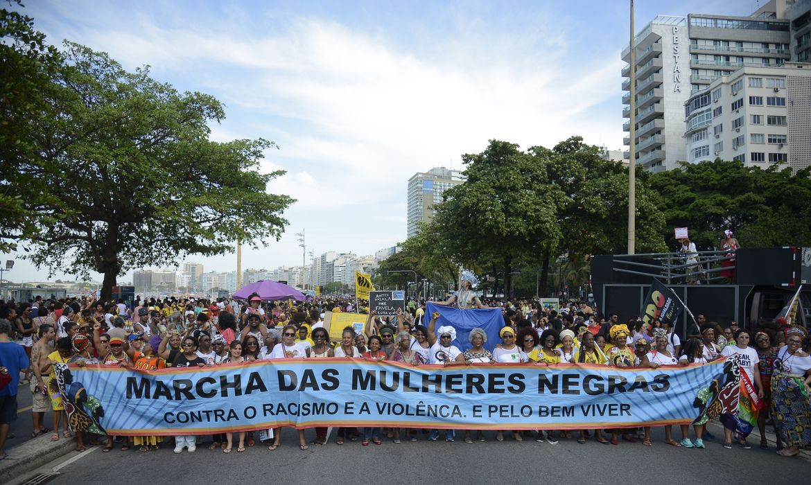 Quarta Marcha das Mulheres Negras em Copacabana, no Rio de Janeiro, protesta contra a violência que atinge as mulheres negras em todo o país. 