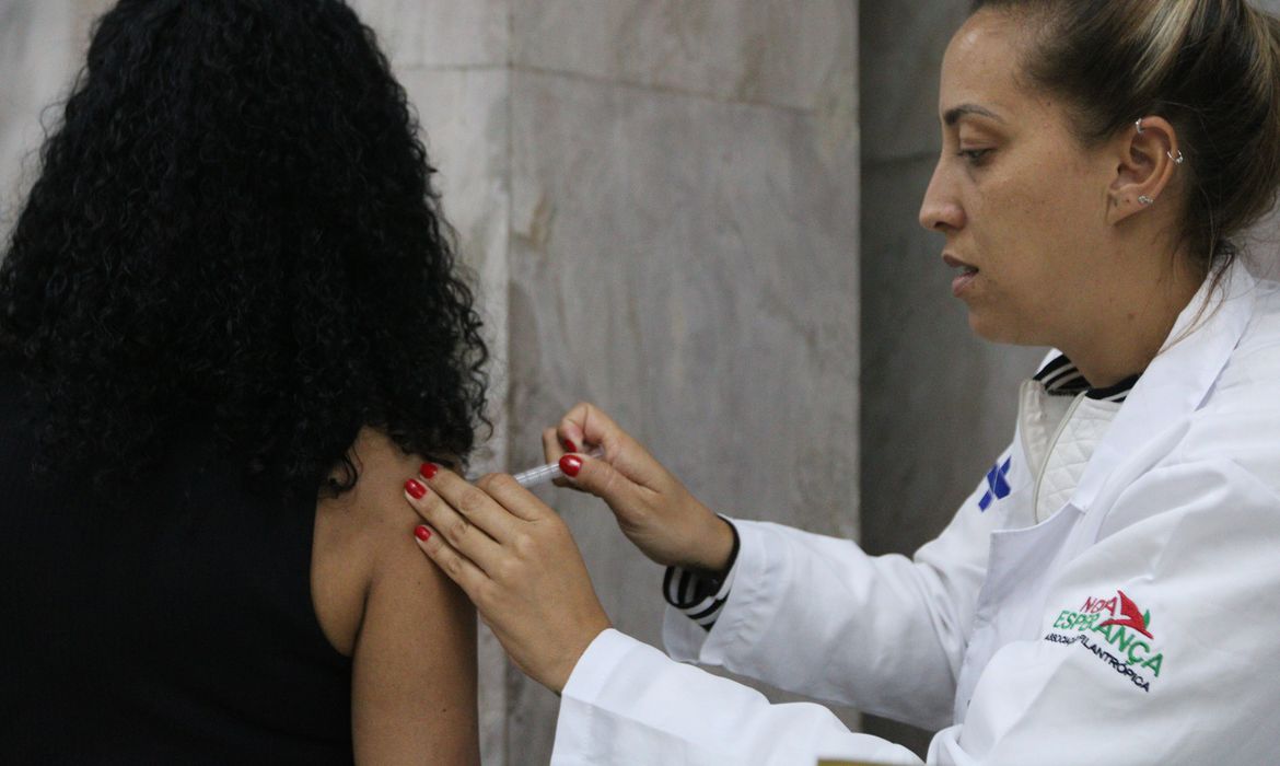 São Paulo (SP), 02/05/2023 - Aplicação da vacina bivalente contra a covid-19 no posto móvel de vacinação da Unidade Básica de Saúde - UBS República na galeria subterrânea da praça do Patriarca. Foto: Rovena Rosa/Agência Brasil