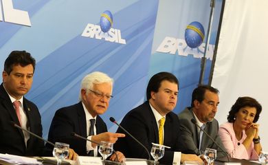 Brasília - Mauricio Quintella (Transportes), Moreira Franco (PPI), Fernando Filho (MME), Gilberto Occhi (Caixa), e Maria Silvia Bastos Marques(BNDES),  falam à imprensa no Palácio do Planalto (Antonio Cruz/Agência Brasil)