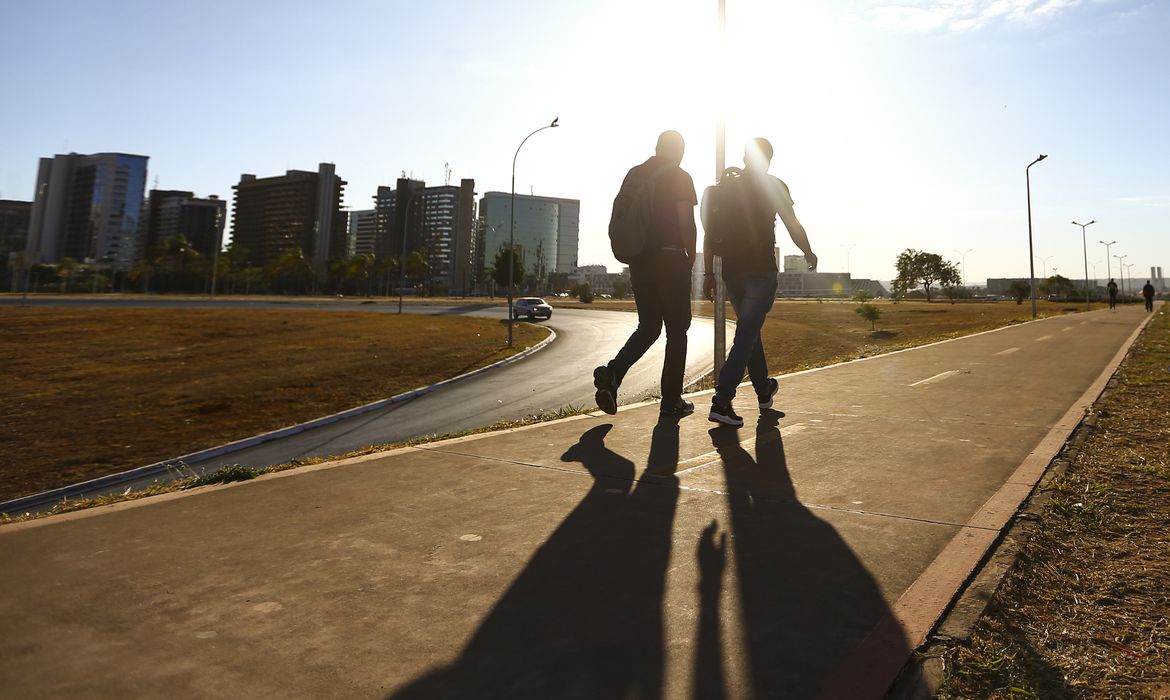 Há mais de 100 dias sem chuva, Brasília tem paisagens alteradas pela estiagem