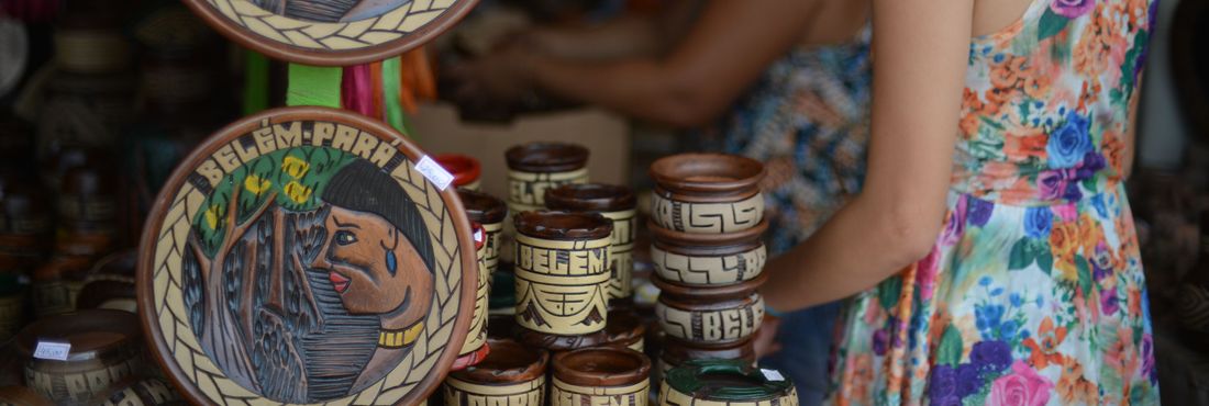Cartão-postal de Belém, o mercado Ver-o-Peso oferece os mais variados sabores e aromas do Pará. A imensa feira livre às margens da baía do Guajará reúne centenas de barracas