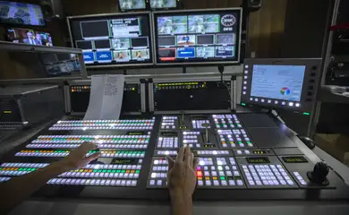 Brasília (DF) 06-04-2023 - Por dentro da Empresa Brasil de Comunicação (EBC), vista do switcher durante transmissāo ao vivo do programa Repórter DF. 
Foto: Joédson Alves/Agência Brasil