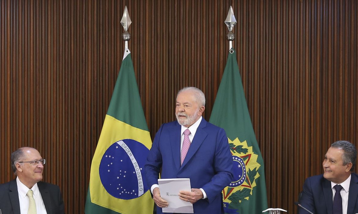 O vice-presidente, Geraldo Alckmin, o presidente Luiz Inácio Lula da Silva, e o  ministro da Casa Civil, Rui Costa, participam da primeira reunião ministerial, no Palácio do Planalto