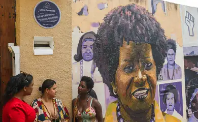 Rio de Janeiro (RJ), 30/09/2023 - Casa em que morou a autora, antropóloga, filósofa e política Lélia Gonzalez, em Santa Tereza, região central da cidade, recebe placa em sua homenagem . Prefeitura do Rio e o Projeto Negro Muro lançam projeto relacionado à cultura da população negra. Imóveis de relevância histórica para a memória negra serão identificados como Patrimônio Cultural.
Foto: Tânia Rêgo/Agência Brasil