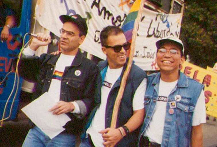 Rio de Janeiro (RJ), 14/11/2025 – Ex-presidente do Grupo Arco Íris Augusto Andrade (esquerda), Luiz Carlos Ramos (centro), Claudio Nascimento (direito) na Marcha da Cidadania de 1995, a primeira Parada LGBT do Brasil   Foto: Augusto Andrade/Arquivo pessoal