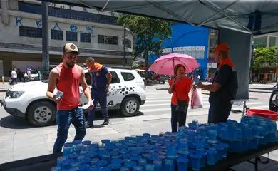 São Paulo SP 12/11/2023 Defesa Civil distribui agua para a população em frente ao Teatro Municipal.  Foto: Paulo Pinto/Agência Brasil