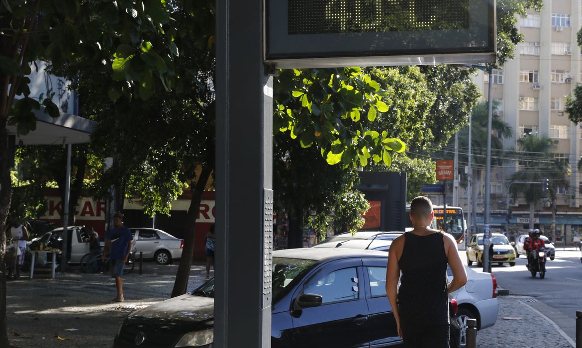 Termômetro de rua na Tijuca registra a onda de calor que atinge a cidade do Rio de Janeiro.