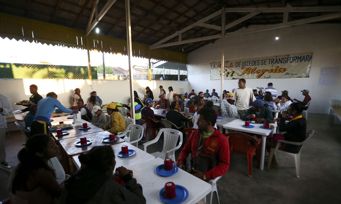 Paróquia de Pacaraima oferece café da manhã para imigrantes venezuelanos diariamente.