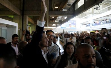 O autodeclarado presidente interino da Venezuela, Juan Guaidó, saúda seus partidários após sua chegada no aeroporto internacional Simon Bolivar em Caracas, na Venezuela.