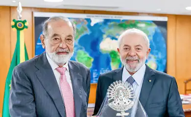 19/04/2024 - O presidente Lula recebeu o empresário mexicano Carlos Slim, fundador e controlador do Grupo América Móvil (AMX) e sua equipe. Na conversa, falaram sobre a expansão da rede de fibra ótica e 5G no Brasil e das oportunidades de parcerias comerciais no setor de telecomunicações. Slim anunciou o investimento estimado de R$ 40 bilhões no país nos próximos cinco anos no nosso país.  Foto: Ricardo Stuckert/PR