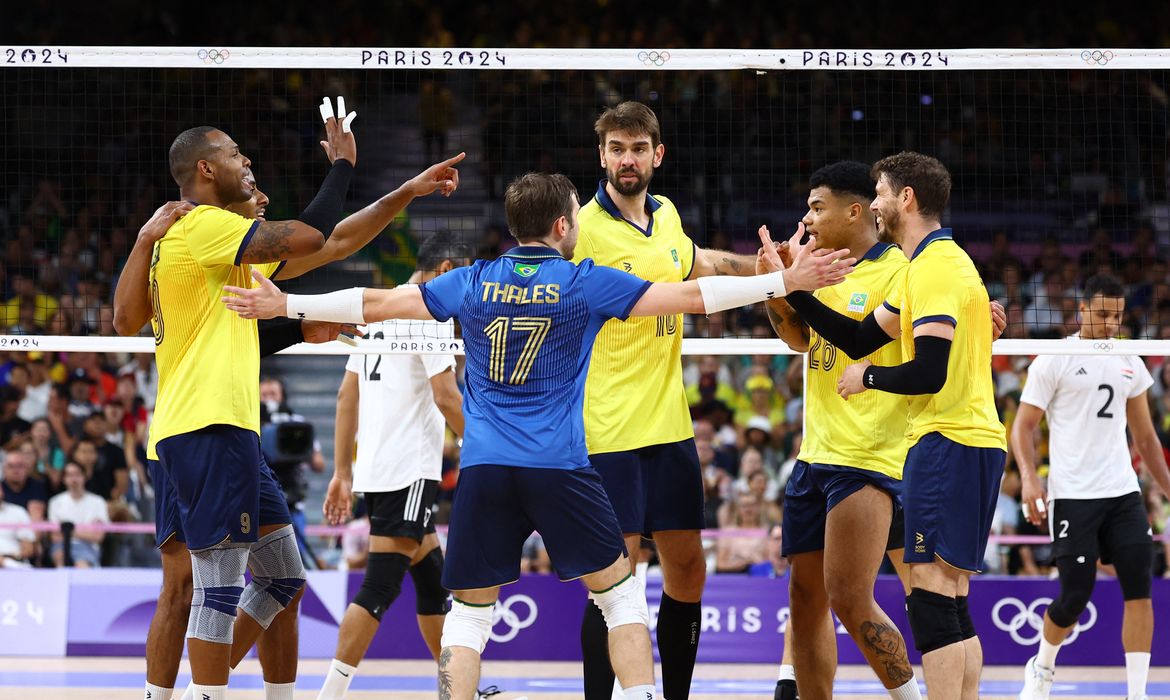 Paris 2024 Olympics - Volleyball - Men's Preliminary Round - Pool B - Brazil vs Egypt - South Paris Arena 1, Paris, France - August 02, 2024. Yoandy Leal Hidalgo of Brazil, Thales Hoss of Brazil, Darlan Ferreira Souza of Brazil, Bruno Mossa Rezende of Brazil and Lucas Saatkamp of Brazil react during the match. REUTERS/Siphiwe Sibeko