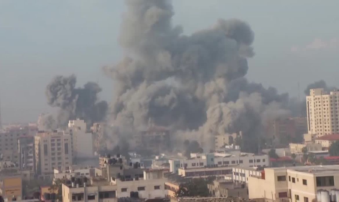 “Há bombardeio para todo lado”, diz palestino-brasileiro em Gaza