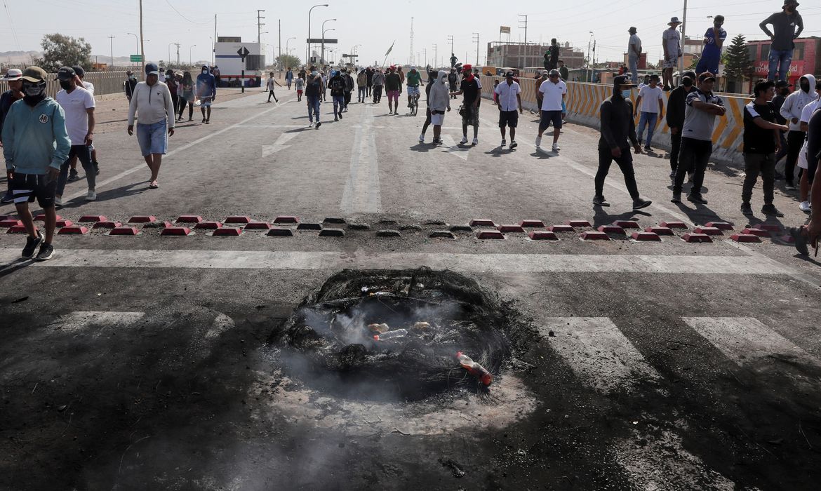 Manifestantes bloquean una autopista hacia Lima durante una huelga nacional de transportates en Ica, Perú.