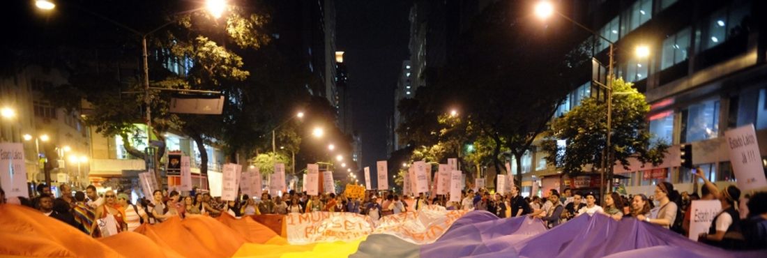 Rio de Janeiro - Marcha pelo Dia Mundial do Orgulho LGBT reuniu centenas de pessoas que protestaram contra a homofobia e o Projeto da Cura Gay