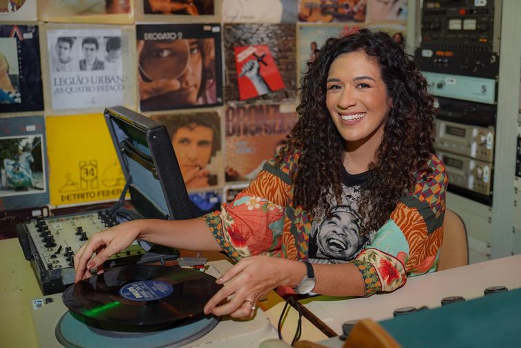 A jornalista Cibele Tenório apresenta A Festa do Disco, estreia da Rádio Nacional
