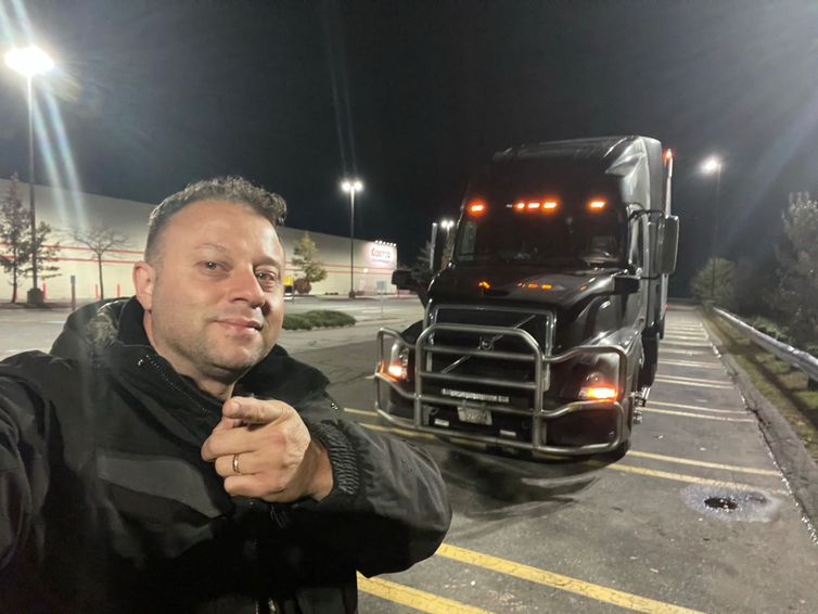 Caminhoneiro brasileiro famoso que vive nos EUA sorteia caminhão