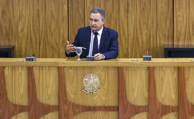 Ministro da Casa Civil, Rui Costa, fala à imprensa após reunião ministerial