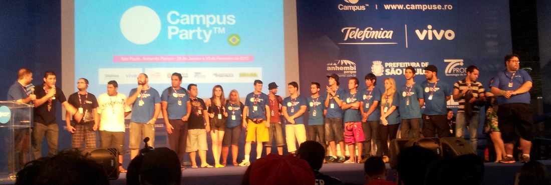 Voluntários da área de inclusão digital representam todos os voluntários envolvidos nos seis dias de Campus Party na cerimônia de encerramento