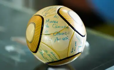 Brasília - 20/06/2025 -  
Bola assinada por Neymar e roubada durante os ataques golpistas é devolvida à Câmara. Foto Pablo Valadares / Câmara dos Deputados.