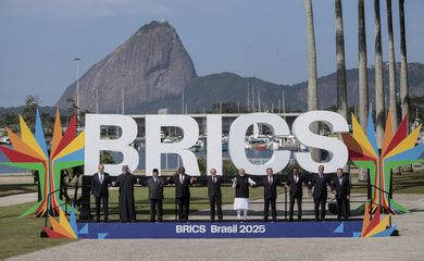 Rio de Janeiro (RJ), 06/07/2025 - Foto ofical do Brics com seus membros.
Da esquerda para direita:
Minister Sergei Lavrov (Rússia),
Khaled bin Mohamed Al Nahyan (Emirados),
Prabowo Subianto (Indonésia)
Cyril Ramaphosa (África do sul)
Luiz Inácio Lula da Silva (Brasil)
Primeiro ministro, Narendra Modi (Índia)
Premier Li Qiang (China)
Abiy Ahmed (Etiópia)
Mostafa Madbouly (Egito)
Abbas Araghchi (Irã)
Foto: Joédson Alves/Agência Brasil