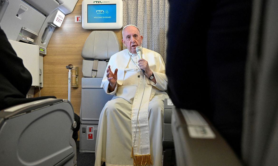 O papa Francisco conversa com jornalistas durante voo de volta a Roma no avião papal
