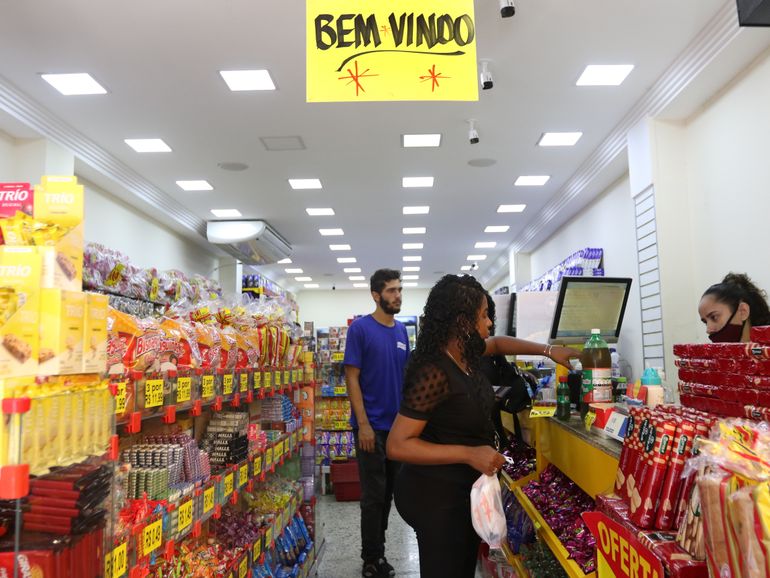 Comércio da SAARA(Sociedade de Amigos e Adjacências da Rua da Alfândega), após liberação do uso de máscaras em lugares fechados pela prefeitura do Rio de Janeiro.