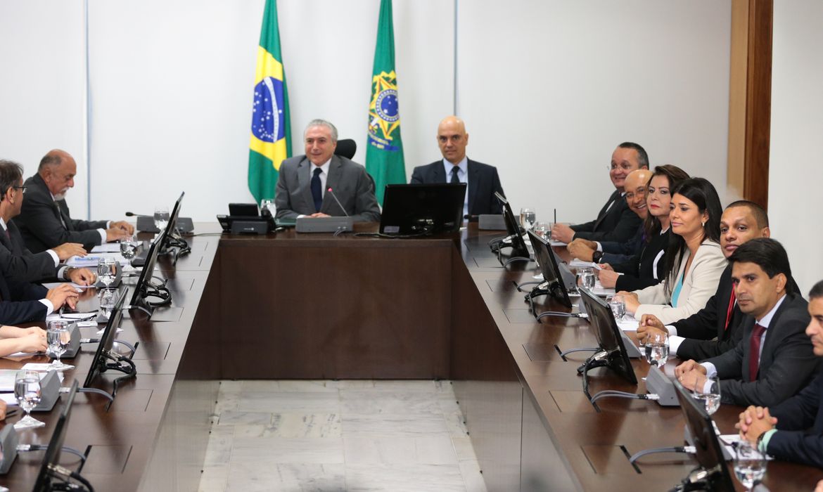 Brasília - O presidente Michel Temer e o ministro da Justiça, Alexandre de Moraes, participam de reunião com governadores de vários estados  (José Cruz/Agência Brasil)