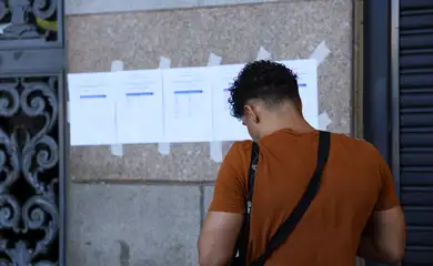 Rio de Janeiro (RJ), 05/10/2025 – Candidatos chegam ao local de prova do Concurso Nacional Unificado (CNU), no centro do Rio de Janeiro. Foto: Tomaz Silva/Agência Brasil