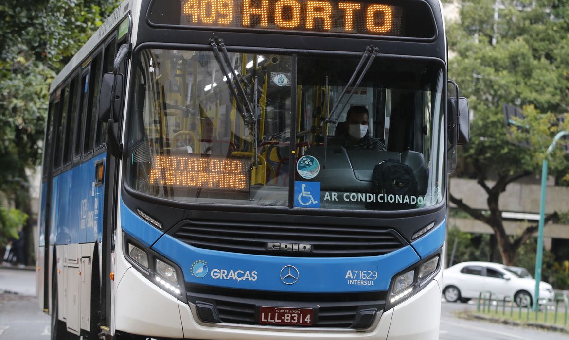 Usuarios e motoristas de transporte público,  utilizam máscara de proteção, durante pandemia da Covid-19 no Rio