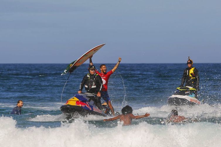 O brasileiro Filipe Toledo, conquista bicampeonato da etapa de Saquarema no circuito mundial de surfe